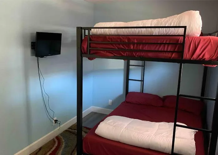 Sapphire House* Boat Parking For 2 + Backyard * Page